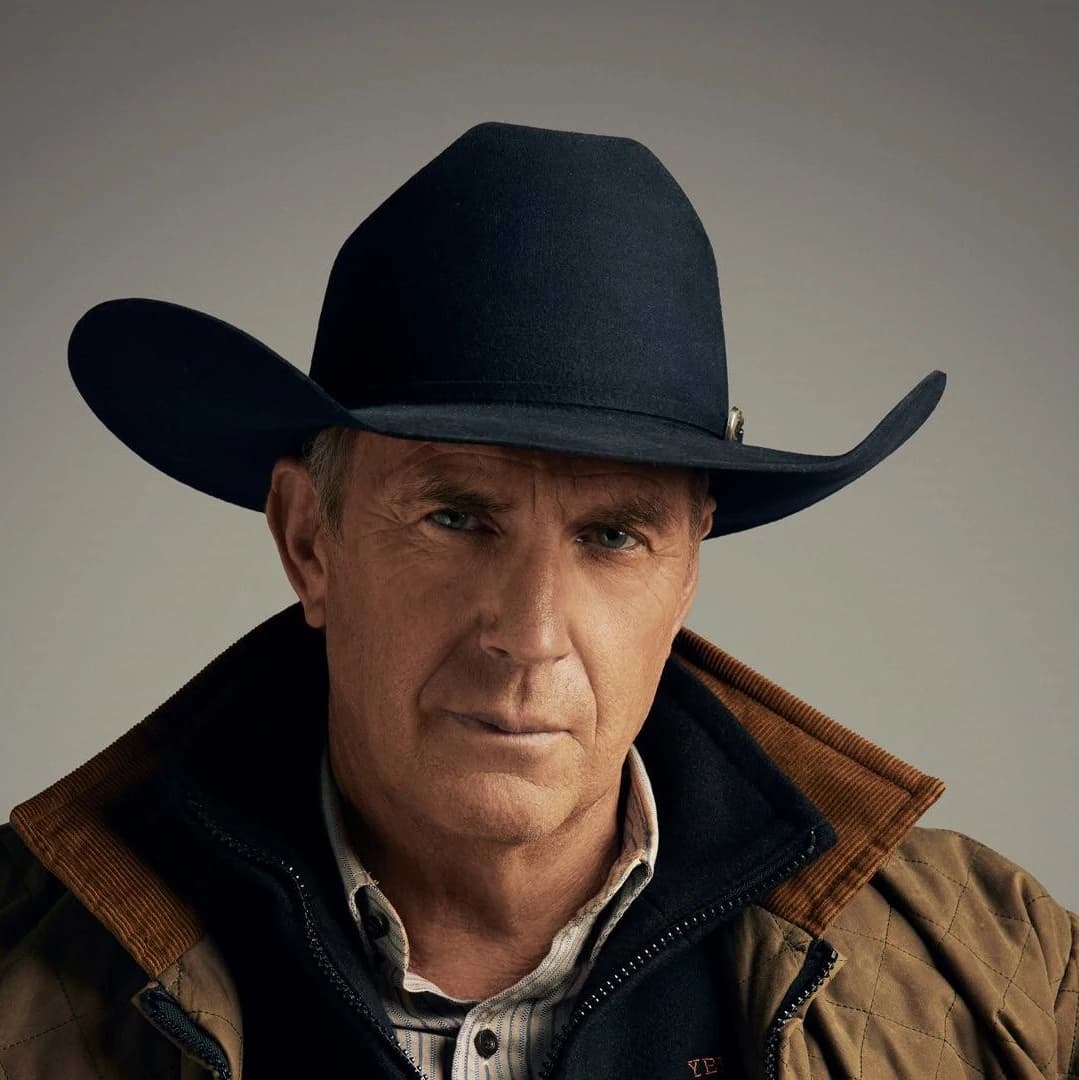 Homem usando chapéu de cowboy preto de aba larga