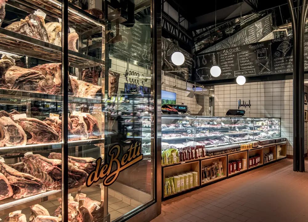 Salão de restaurante com vitrine de carnes maturadas