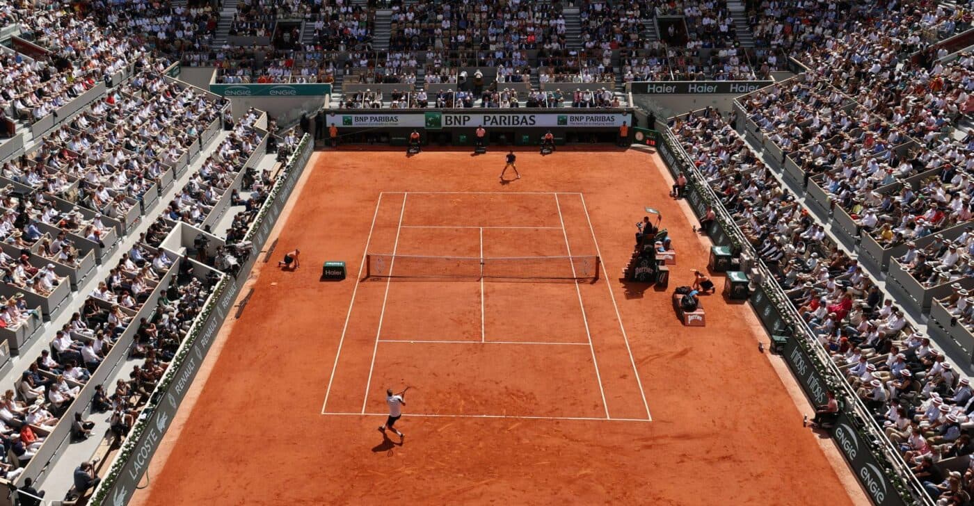 Quadra de saibro de Roland Garros vista de cima, com as arquibancadas cheias